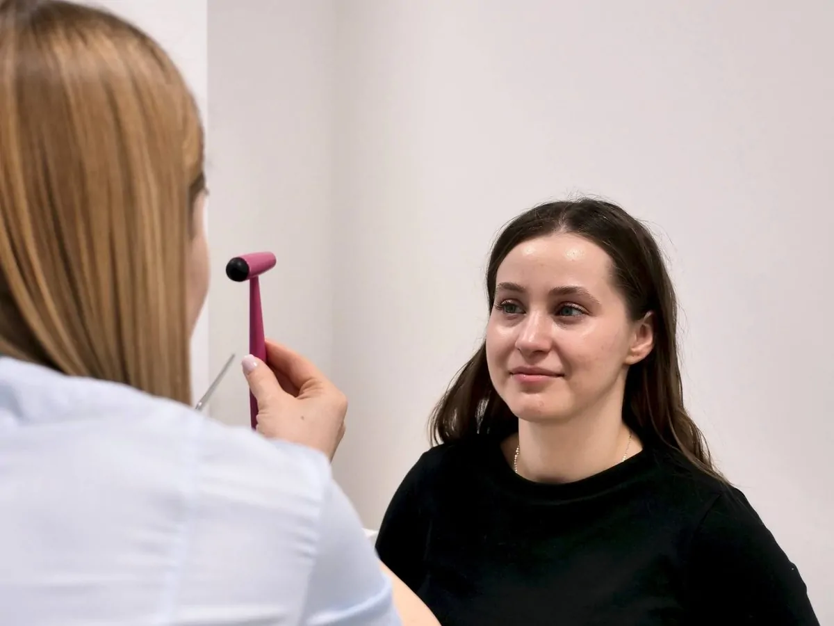 Невролог Анастасія Кожарко проводить неврологічний огляд пацієнтки